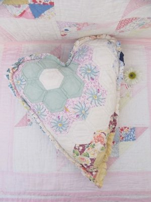 画像1: Heart Quilt Cushion A