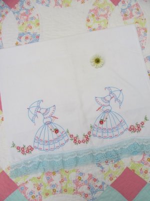 画像1: 2 Lady Embroidered Pillow Case A