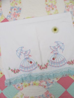 画像1: 2 Lady Embroidered Pillow Case B