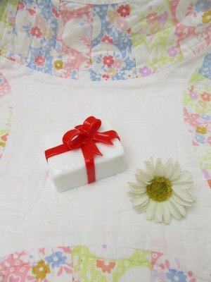 画像1: Gift Box Paperweight