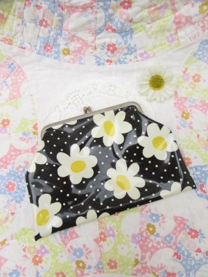 画像1: Vinyl Clasp Purse Daisy Black