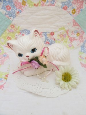 画像1: Bow Flower Kitten Figurine