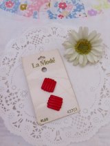 La Mode Square Red Button