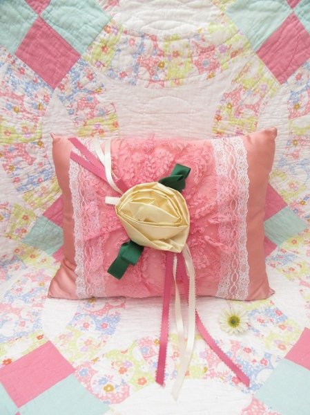 画像1: White Rose Satin Pillow Pink (1)