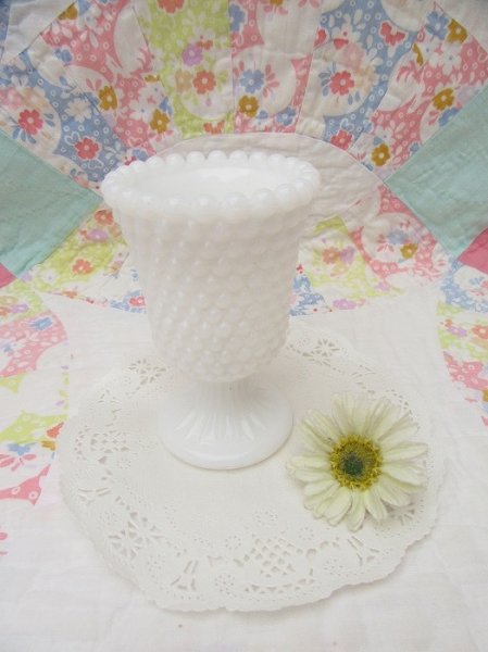 画像1: Hobnail Milk Glass Vase (1)