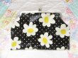 画像2: Vinyl Clasp Purse Daisy Black (2)