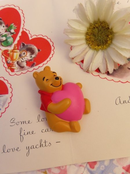 画像1: Winnie the Pooh Heart Pin (1)