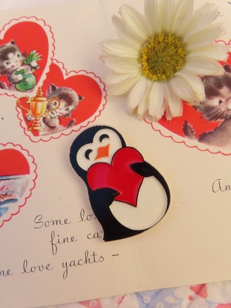 画像1: Heart Penguin Pin (1)