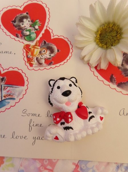 画像1: Valentine White Tiger Pin (1)