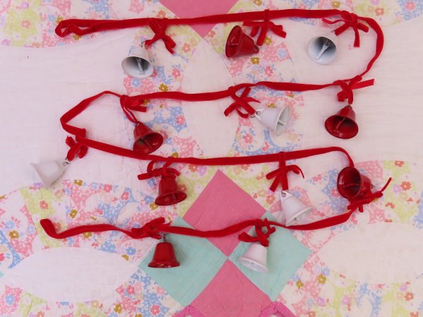 画像3: New Velvet Bow&Bell Garland (3)